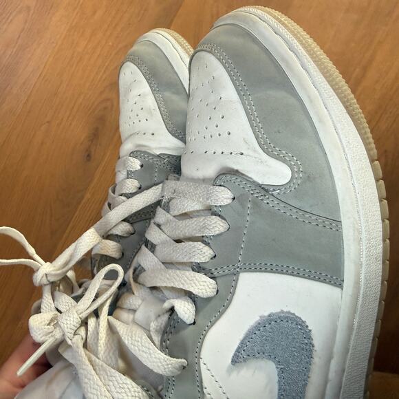 Women's Nike Air Jordan 1 Mid Wolf Grey Aluminum White Sneakers Shoes Sz 6.5 - Picture 3 of 7